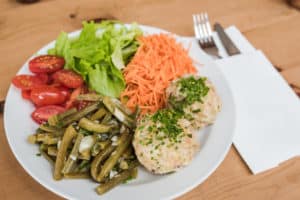 Speckknödel mit gemischtem Salat Speckknödl mit gemischtem Salat