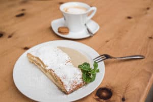Hausgemachter Apfelstrudel Hausgemachter Apfelstrudel mit Vanillssauce und Cappuccino